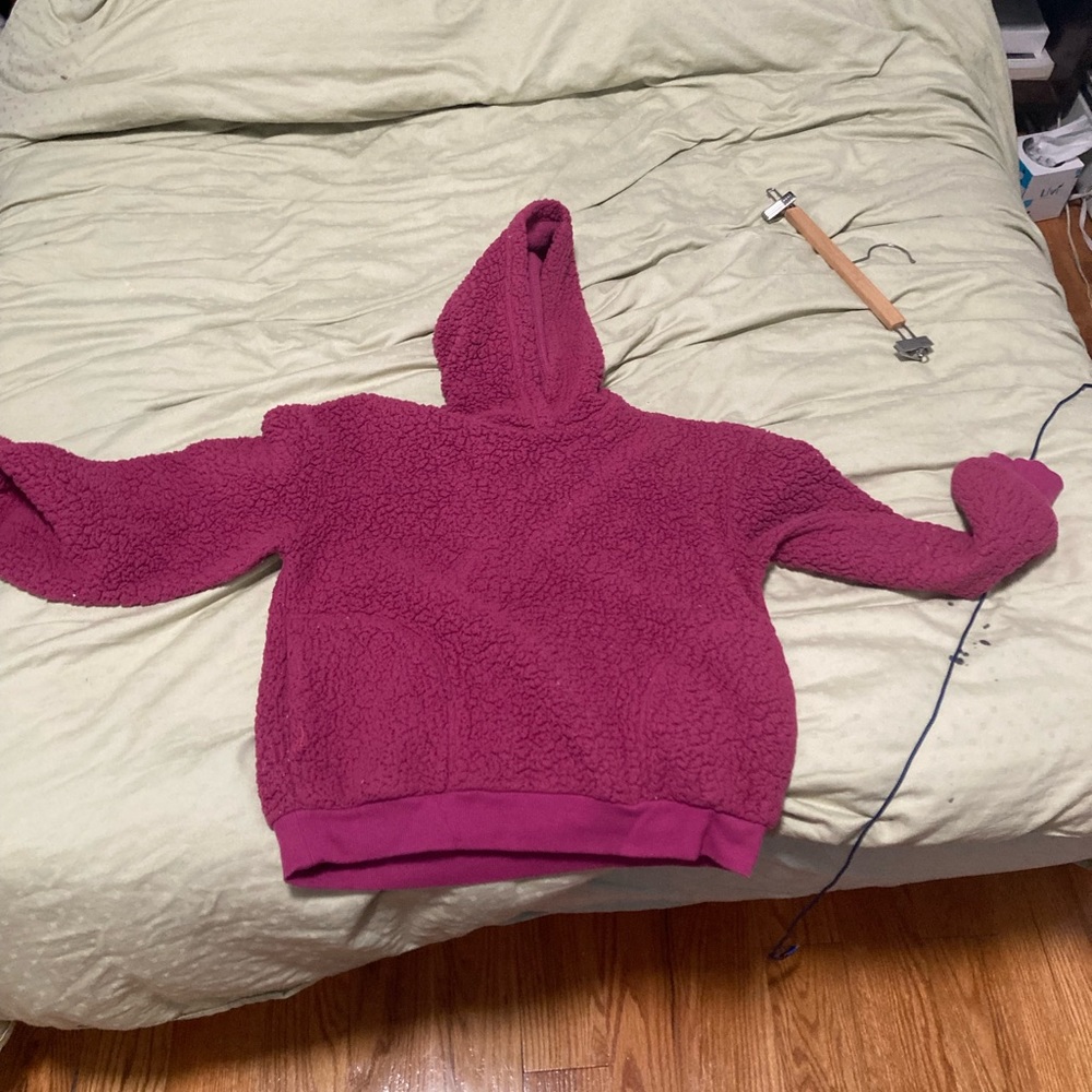 Universal thread fluffy mid crop sweater